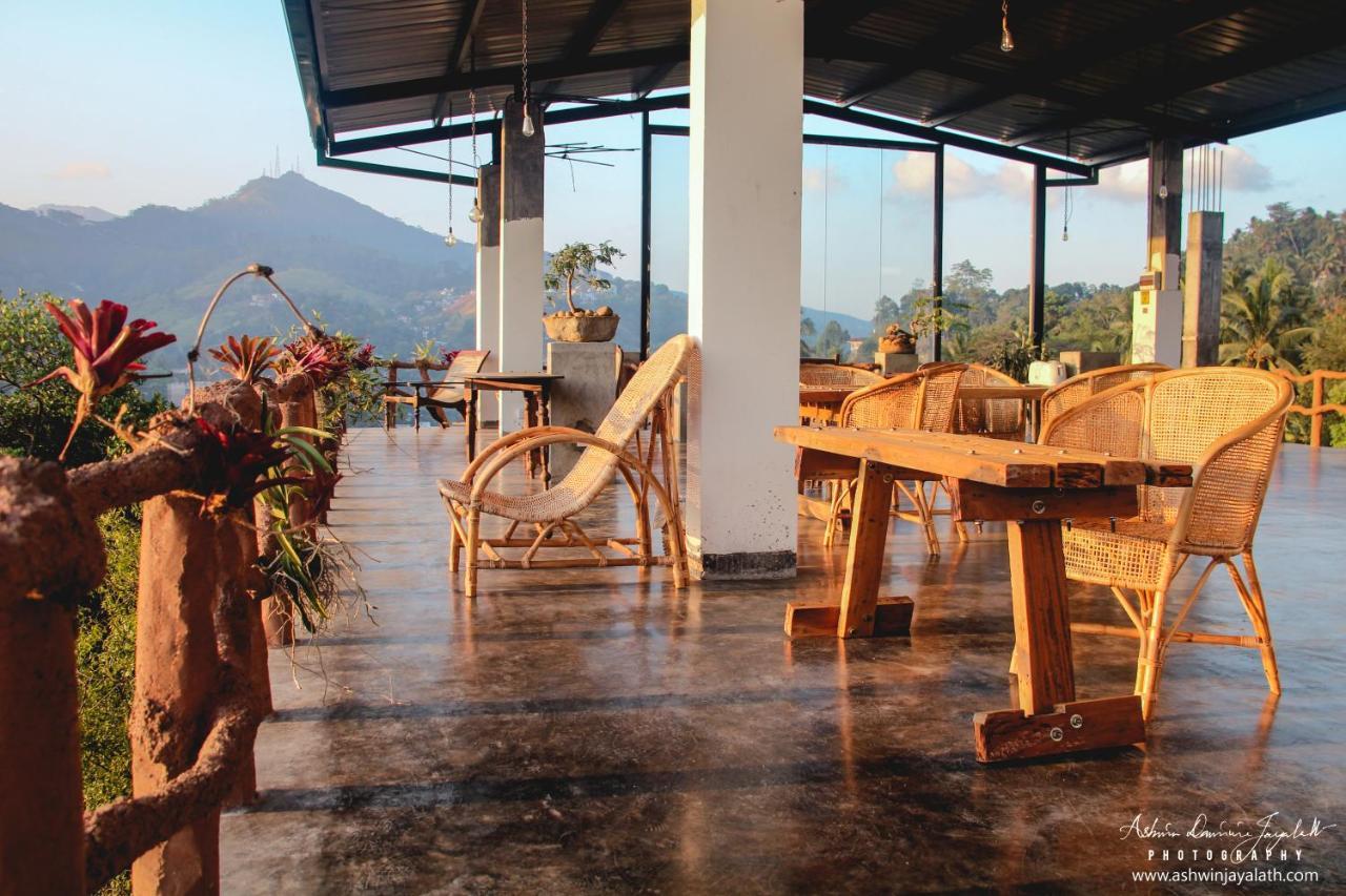 Square Peg Bed & Breakfast แคนดี้ ภายนอก รูปภาพ